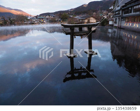 湯布院温泉・金鱗湖の幻想的な朝霧 湯布院温泉・金鱗湖の幻想的な朝霧 135438659