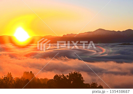 雲海・ドラマチックな輝きの世界 135438687