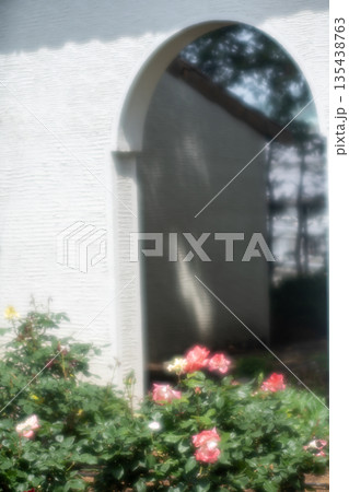 洋風の建物と赤いバラ 洋風の建物と赤いバラ 135438763