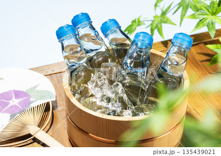 氷で冷やしたガラス瓶のラムネが並ぶ夏の涼 135439021