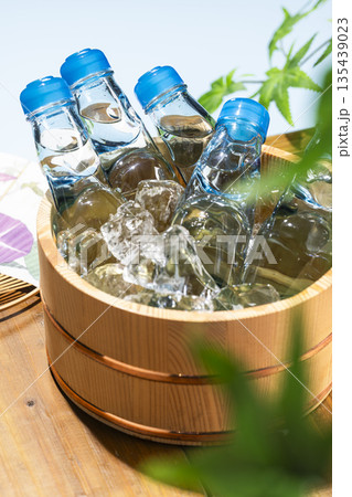 氷で冷やしたたくさんのビー玉入りガラス瓶のラムネ 氷で冷やしたたくさんのビー玉入りガラス瓶のラムネ 135439023