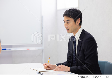 ノートにメモを取るビジネスマン 135439048