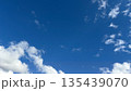 澄みわたる青空と白い雲の広がり 135439070