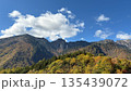 雲が流れる山と森の秋景色 135439072