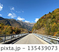 北アルプス大橋と紅葉の山々 135439073