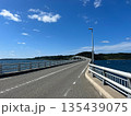 角島大橋と青い海に続く絶景ドライブロード 135439075