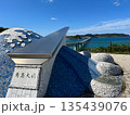 角島大橋モニュメントと青い海に続く絶景の橋 135439076