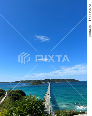 角島大橋を見下ろす縦構図の絶景ビュー 角島大橋を見下ろす縦構図の絶景ビュー 135439078