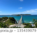水平線へ続く角島大橋と青い海の横構図 135439079