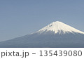 青空にそびえる雪化粧の富士山・遠景の絶景風景 135439080