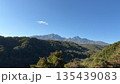 八ヶ岳と秋の山並みが広がる風景 135439083