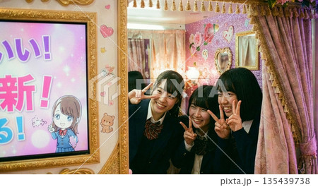 プリクラを撮る女子学生 135439738