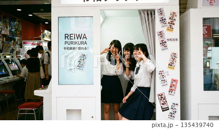 プリクラを撮る女子学生 135439740