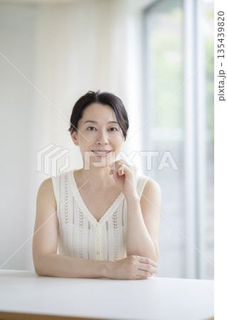 カメラ目線で微笑む50代前半の女性 ビューティーイメージ ポートレート カメラ目線で微笑む50代前半の女性 ビューティーイメージ ポートレート 135439820