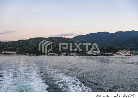 渡船から見る安芸の宮島 135439874