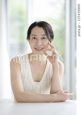カメラ目線で笑顔の50代前半の女性　ビューティーイメージ　ポートレート 135439900