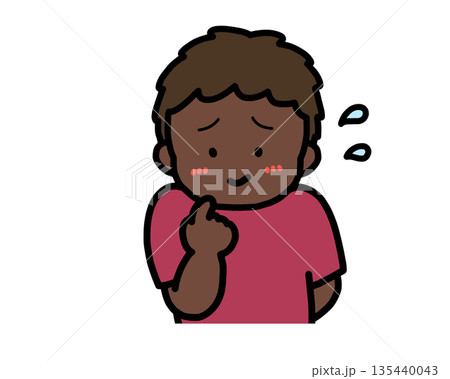 照れる（正面）黒人の男の子 135440043