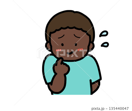 照れる(正面)黒人の男の子 照れる(正面)黒人の男の子 135440047