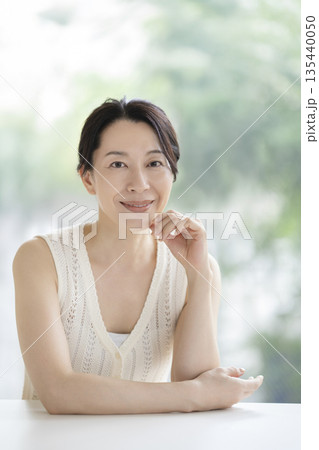カメラ目線で微笑む50代前半の女性　ビューティーイメージ　ポートレート 135440050