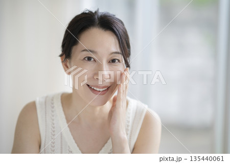 カメラ目線で笑顔の50代前半の女性　ビューティーイメージ　ポートレート 135440061