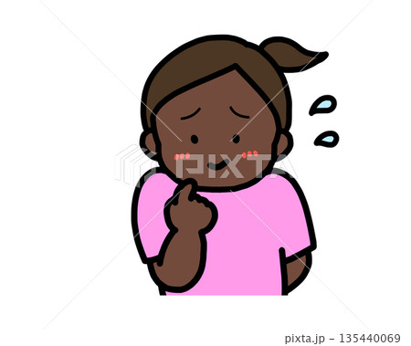 照れる(正面)黒人の女の子 照れる(正面)黒人の女の子 135440069