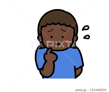 照れる（正面）黒人の女の子 135440070