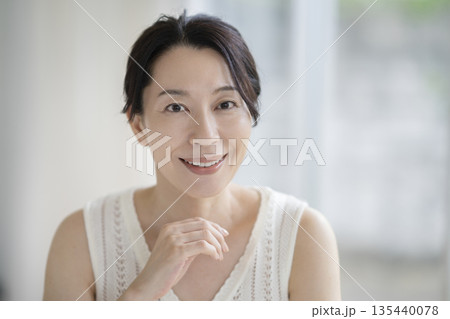 カメラ目線で笑顔の50代前半の女性　ビューティーイメージ　ポートレート 135440078