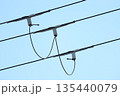 3本の電線とそれを繋ぐ部品 135440079