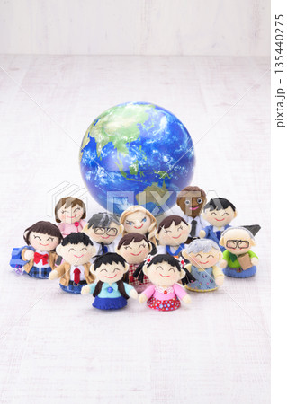 色々な人種や世代、職業の人々と地球 135440275