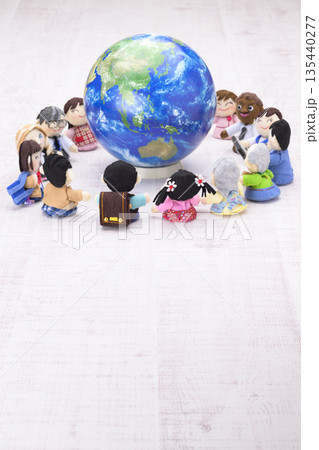 地球を囲んで手を繋ぐ人々 135440277