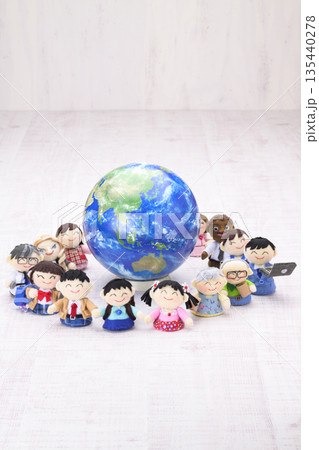 地球を囲んで手を繋ぐ人々 135440278