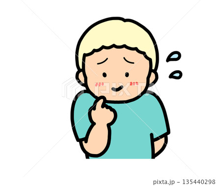 照れる（正面）金髪の男の子 135440298