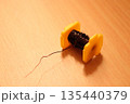 机の上に置かれたコイルの写真 135440379