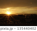 博多湾に沈む夕日 135440402
