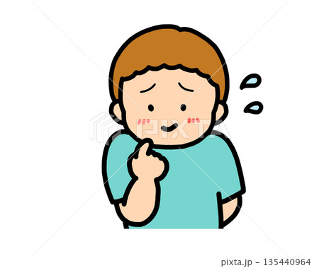 照れる（正面）茶髪の男の子 135440964