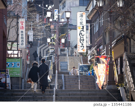 冬の伊香保温泉 石段街の風景 冬の伊香保温泉 石段街の風景 135441186
