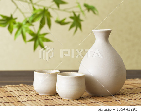 日本酒イメージ　酒器セット 135441293