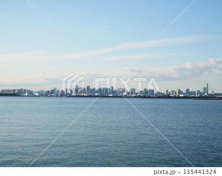 東京ディズニーリゾートから見る東京景観 135441324