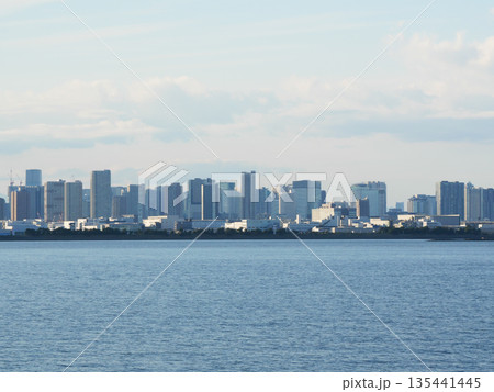 東京ディズニーリゾートから見る東京景観 135441445