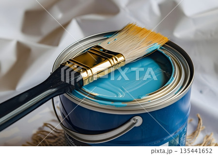 青いペンキ缶と筆 135441652
