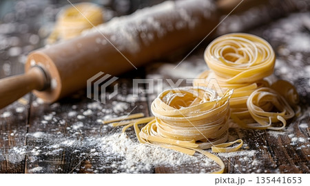 打ち粉と生パスタのクローズアップ 135441653