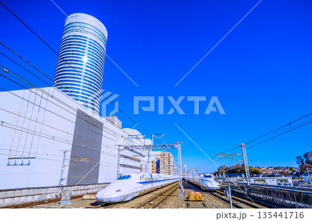 日本の横浜都市景観インバウンド続く…新幹線や横浜プリンスHなどを望む。幸運の時代へ、希望の光 日本の横浜都市景観インバウンド続く…新幹線や横浜プリンスHなどを望む。幸運の時代へ、希望の光 135441716