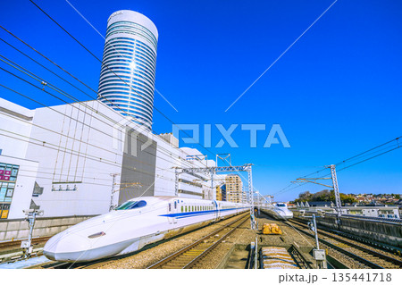 日本の横浜都市景観インバウンド続く…新幹線や横浜プリンスHなどを望む。躍進の時代へ、希望の光 日本の横浜都市景観インバウンド続く…新幹線や横浜プリンスHなどを望む。躍進の時代へ、希望の光 135441718