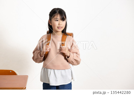 学校の教室でランドセルを背負って微笑む小学生の女の子 学校の教室でランドセルを背負って微笑む小学生の女の子 135442280