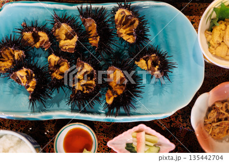 山盛りの活うに定食（青森県八戸市） 135442704