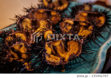 山盛りのキタムラサキウニ定食（青森県八戸市） 135442707