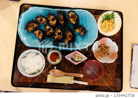 とっさりのキタムラサキウニ定食（青森県八戸市） 135442710