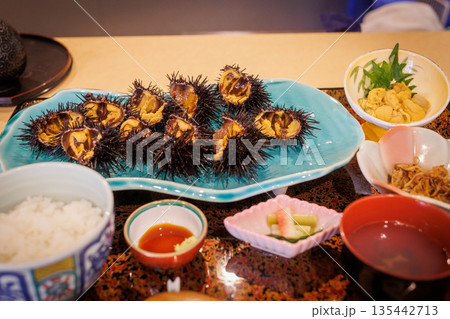 とっさりのキタムラサキウニ定食（青森県八戸市） 135442713