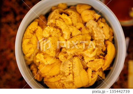 自分でつくる活キタムラサキウニ丼（青森県八戸市） 135442739