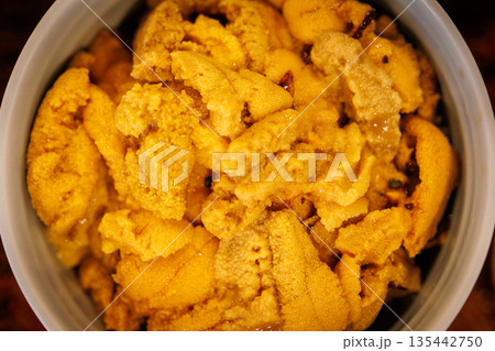 自分でつくったうにどっさりの活うに丼（青森県八戸市） 135442750